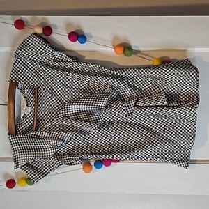 ⭐️Allison Taylor houndstooth silky ruffle front short sleeve blouse